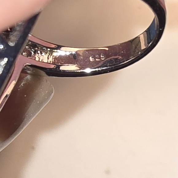 Elegant Black and Silver Teardrop Ring - Picture 3 of 3